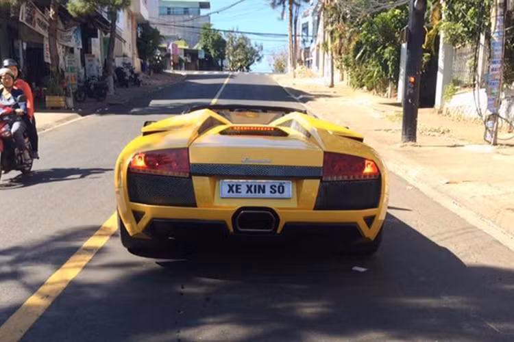 Như vậy, sau gần 8 tháng được cơ quan cảnh sát điều tra công an quận Bắc Từ Liêm, Hà Nội, "thả tự do", siêu xe Lamborghini Murcielago LP640 mui trần độc nhất Việt Nam vẫn chưa có biển số và có vẻ như, các đại gia Việt đã hết mặn mà với "siêu bò" mui trần, hàng độc này.