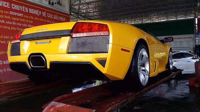 Ngoài bộ áo vàng rực, siêu xe này còn được dán đề-can SV (Superveloce) ở bộ cửa cắt kéo. Trong đó, SV được xem là phiên bản mạnh mẽ và có giá đắt đỏ nhất trong các dòng siêu xe thương mại của hãng Lamborghini. Thay cho loại mui xếp mềm trên các dòng Gallardo chỉ cần ấn nút có thể dễ dàng đóng hoặc mở mui trong vòng 20 giây.