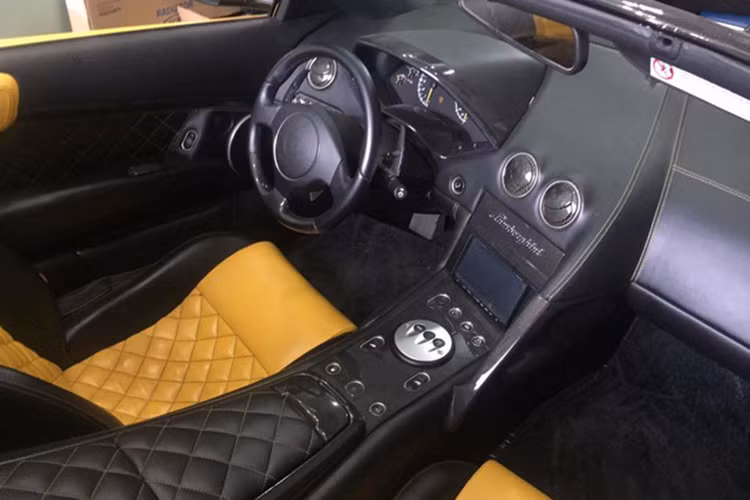 Trước khi Aventador Roadster xuất hiện, Murcielago LP-640 Roadster là siêu xe mui trần cao cấp nhất của Lamborghini nếu không tính các phiên bản giới hạn. Không gian nội thất xe "sẹc tông" ngoại thất, sử dụng chất liệu da cao cấp và phủ kín sợi carbon, với 2 màu chủ đạo vàng - đen.