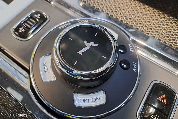 Công ty đấu giá mô tả chiếc Rolls-Royce đắt đỏ còn hoạt động tốt dù bị hư hỏng nặng. Thế nhưng, Armstrong mất cả buổi chiều tối mà chỉ có thể khởi động được chiếc xe một lần. Anh khẳng định: "Không thể nào khởi động được. Có lẽ chỉ duy nhất Rashford biết phải làm thế nào".