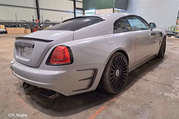 Dù hình ảnh rao bán khá trung thực, tuy nhiên, Armstrong thừa nhận anh lập tức thấy sốc khi nhìn thấy tình trạng chiếc xe Rolls-Royce Wraith Black Badge nát đầu ở ngoài đời.