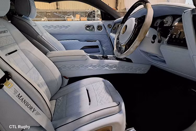 Chiếc Rolls-Royce Wraith Black Badge độ Mansory của sao bóng đá CLB Machester United bị mất cản trước, chắn bùn trước, một phần cản sau, cửa sổ bên trái vỡ vụn. Hệ thống treo bên trái ở cả trước và sau cũng đã bị hỏng.