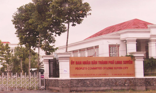 Xem xet thu hoi quyet dinh tuyen dung con gai Chu tich tinh An Giang