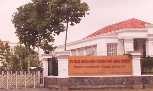 Xem xet thu hoi quyet dinh tuyen dung con gai Chu tich tinh An Giang