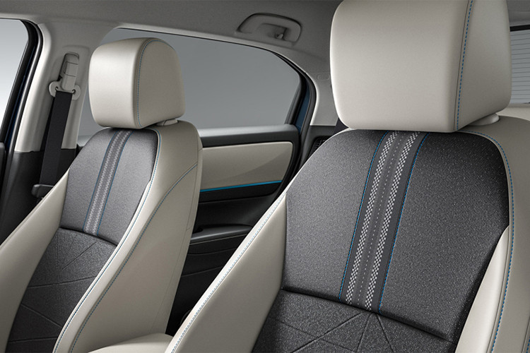 Hệ thống Honda Remote Operation mới, cho phép bật/tắt điều hòa, đóng/mở cửa cốp và tìm vị trí xe từ xa. Bên cạnh đó, xe vẫn được trang bị cụm đồng hồ kỹ thuật số 7 inch cùng màn hình cảm ứng giải trí 9 inch như ở phiên bản trước.