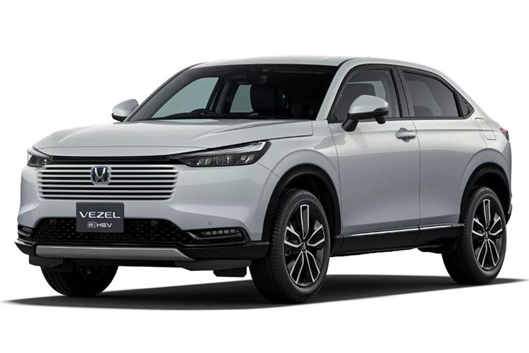 Thay đổi này kéo theo khu vực cản trước cũng phải tinh chỉnh để phù hợp với tổng thể đầu xe. Đèn pha được cải tiến hệ thống chiếu sáng bên trong giúp ngắt tia sáng và chống lóa cho người hướng đối diện.