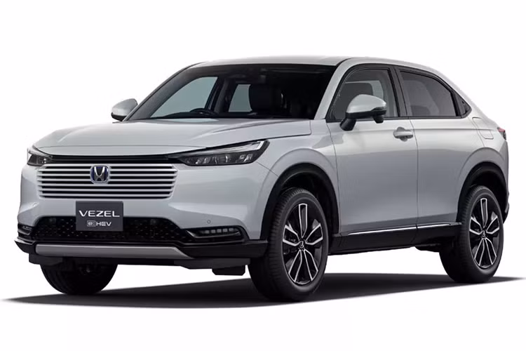 Thay đổi này kéo theo khu vực cản trước cũng phải tinh chỉnh để phù hợp với tổng thể đầu xe. Đèn pha được cải tiến hệ thống chiếu sáng bên trong giúp ngắt tia sáng và chống lóa cho người hướng đối diện.