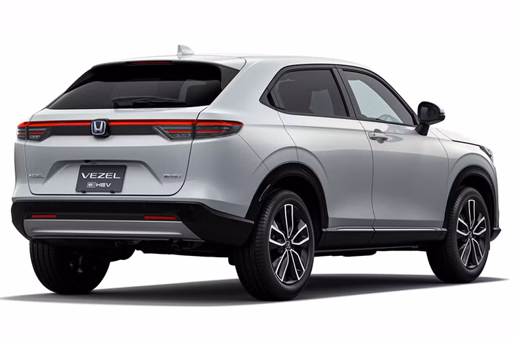 Tiếp đến là khu vực đuôi xe SUV Honda HR-V 2024 mới sở hữu cụm đèn hậu LED, tạo hình thanh màu đỏ thanh mảnh, giúp xe trông bóng bẩy hơn.