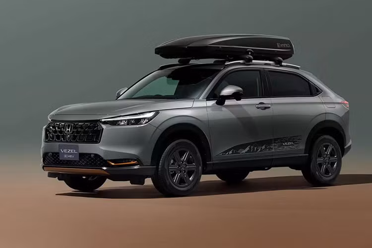 Đáng chú ý, Honda HR-V 2024 còn được bổ sung gói trang bị Outdoorsy Hunt dành riêng cho việc off-road. Gói này bao gồm giá nóc, khung bảo vệ cản trước, vành 16 inch màu xám Shark Grey metallic và các điểm nhấn màu cam trên thân xe, kết hợp tùy chọn màu xanh ngọc trai mới. Về nội thất, xe được trang bị gói Outdoorsy Hunt sẽ có ghế bọc da Fabtech với khả năng chống nước và dầu.