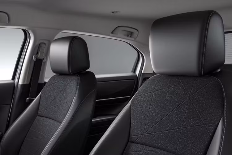 Ngoài ra, phần viền cụm điều khiển trước kia kéo dài sang bên ghế lái nay đã không còn mà bo tròn thành vùng khép kín. Tiếp đến là khóa kỹ thuật số cho phép mở/khóa cửa bằng điện thoại thông minh, bản đồ tự động cập nhật, hệ thống kết nối WiFi...