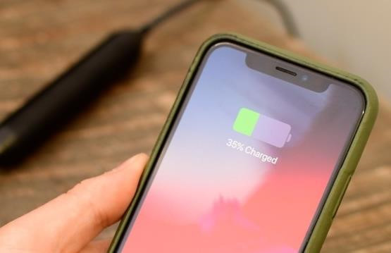 Tưởng chừng đây là điều mọi người nên làm nhưng các nhà sản xuất đã đưa ra khuyến nghị ngược lại. Nếu có ý định không dùng điện thoại trong một thời gian, hãy để pin ở mức khoảng 50% trong nơi tối và khô ráo. Điều này sẽ giúp thiết bị không hỏng và bảo quản tình trạng của pin iPhone tốt nhất. Ảnh: iMore. 