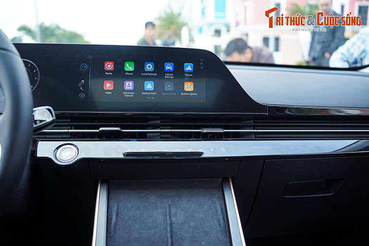 Màn hình giải trí trung tâm của Omoda C5 2024 có kết nối Apple carplay và Android auto không dây cùng hệ thống âm thanh 8 loa Sony premium mang lại trải nghiệm giải trí tốt khi so cùng phân khúc.