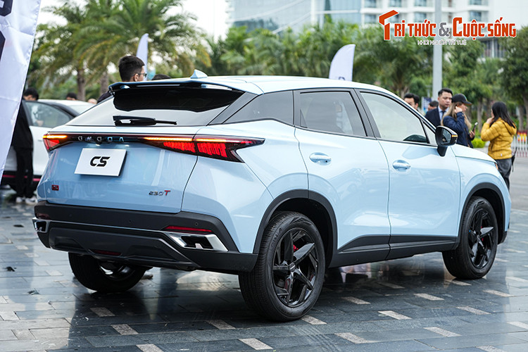 Mẫu xe crossover Omoda C5 được định vị ở phân khúc SUV/CUV cỡ B, với kích thước dài x rộng x cao lần lượt là 4.440x1.830x1.588 (mm), chiều dài cơ sở 2.630mm; khoảng sáng gầm 183 mm. Đây là phân khúc xe sôi động bậc nhất thị trường Việt với hàng loạt cái tên ăn khách như Hyundai Creta, Kia Seltos, Honda HR-V hay Toyota Corolla Cross.