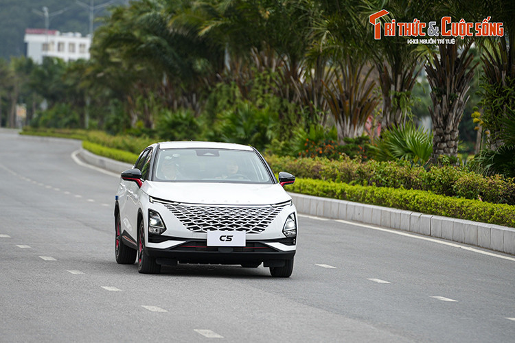 Giá xe Omoda C5 2024 cho 2 phiên bản là Comfort và Luxury hiện chưa được hãng công bố tại Việt Nam, tuy nhiên theo nhiều chuyên gia dự đoán, mẫu xe Omoda C5 từ khoảng hơn 600 triệu đồng.