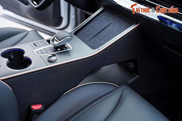 Khu vực trung tâm chứa các nút điều khiển điện tử như phanh tay điện tử, sưởi ghế trước, chọn chế độ lái,....Các tiện ích đáng kể khác trong nội thất như đèn viền nội thất tuỳ chỉnh nhiều màu, sạc điện thoại không dây và có thể sạc chìa khoá thông minh.