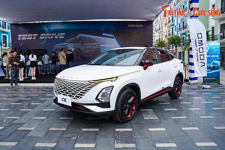 Mới đây, bộ đôi xe Omoda C5 2024 mới đã được trưng bày tại Hải Phòng trong một sự kiện có sự tham gia của nhiều đơn vị truyền thông trong nước. Tại sự kiện này, mẫu Omoda C5 được giới thiệu gồm hai phiên bản là Comfort và Luxury.