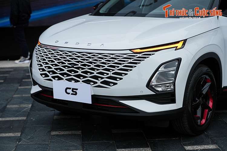 Xét về thiết kế ngoại thất, xe có nhiều đường nét hướng tới phương tiện di chuyển tương lai phù hợp với giới trẻ như lưới tản nhiệt kiểu tổ ong kết hợp hoạ tiết kim cương tạo điểm nhấn. Hệ thống đèn 2 tầng với dải đèn LED định vị ban ngày hình chữ T, trong khi phía sau là dải LED nối liền.