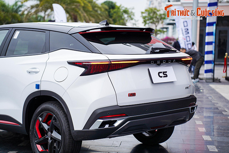 Xe có 2 cảm biến phía trước. Bộ mâm đa chấu 18 inch trên xe có thiết kế độc đáo, sơn hai tông màu đỏ và đen, tạo nên sự nổi bật và độc đáo cho Omoda C5.