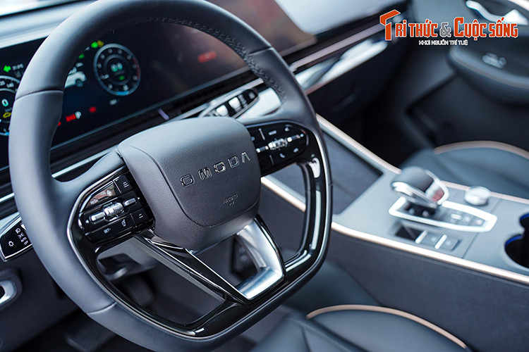 Bên trong cabin của Omoda C5, thiết kế nội thất được tối giản hóa, loại bỏ hầu hết các nút điều khiển vật lý truyền thống. Màn hình giải trí trung tâm và màn hình ODO được thiết kế nối liền tạo góc nhìn hiện đại, hai màn hình này đều có kích thước 10,25 inch.