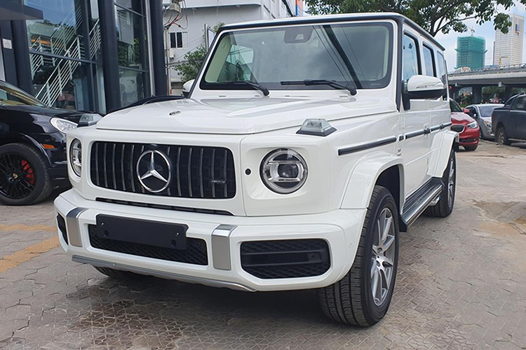 Mercedes-AMG G63 trang bị 3 chế độ offroad là Sand, Trail và Rock, 3 bộ khóa vi sai cùng tỷ số truyền cấp số chậm được cải thiện thành 2.93:1 so với 2.10:1 như trước nhằm cung cấp nhiều sức kéo hơn đến các bánh xe khi đi đường xấu. Tại Việt Nam, giá xe Mercedes-Benz G63 AMG 2019 chính hãng hiện đang được công bố là 10,619 tỷ đồng.