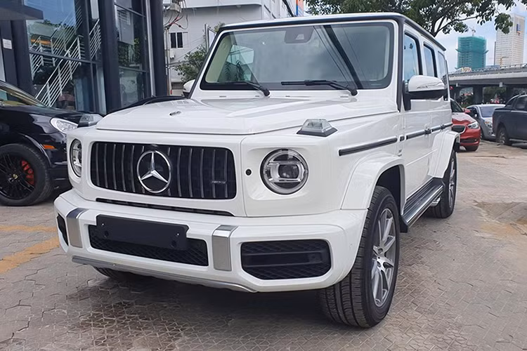 Mercedes-AMG G63 trang bị 3 chế độ offroad là Sand, Trail và Rock, 3 bộ khóa vi sai cùng tỷ số truyền cấp số chậm được cải thiện thành 2.93:1 so với 2.10:1 như trước nhằm cung cấp nhiều sức kéo hơn đến các bánh xe khi đi đường xấu. Tại Việt Nam, giá xe Mercedes-Benz G63 AMG 2019 chính hãng hiện đang được công bố là 10,619 tỷ đồng.