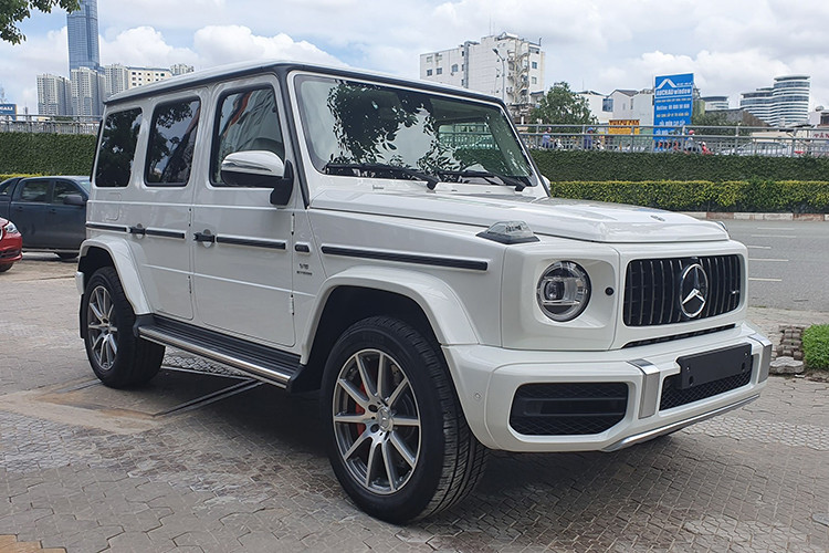 Chiếc SUV hạng sang Mercedes-Benz G63 AMG thế hệ mới vừa có mặt tại một đại lý chính hãng ở TP HCM, chậm hơn so với các đại lý tư nhân. Là biểu tượng off-road trường tồn với thời gian của cả thế giới, Mercedes-AMG G63 thế hệ mới sở hữu một loạt các cập nhật ở thiết kế cũng như trang bị tiêu chuẩn hay tùy chọn trên xe.