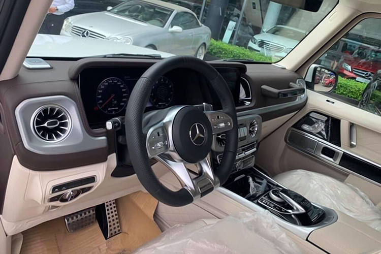 Bên trong nội thất thực sự là một bước cải tiến vượt bậc của Mercedes G63 AMG, chất liệu da cao cấp được sử dụng nhiều hơn cũng như nhiều công nghệ hiện đại được tích hợp giúp người lái thoải mái tận tưởng chuyến đi kể cả khi on-road hay off-road. Màn hình đôi 12.3 inch là chi tiết thay đổi dễ nhận thấy nhất, hai màn hình này có nhiệm vụ hiển thị thông số kỹ thuật cũng như hệ thống thông tin giải trí COMAND ONLINE.