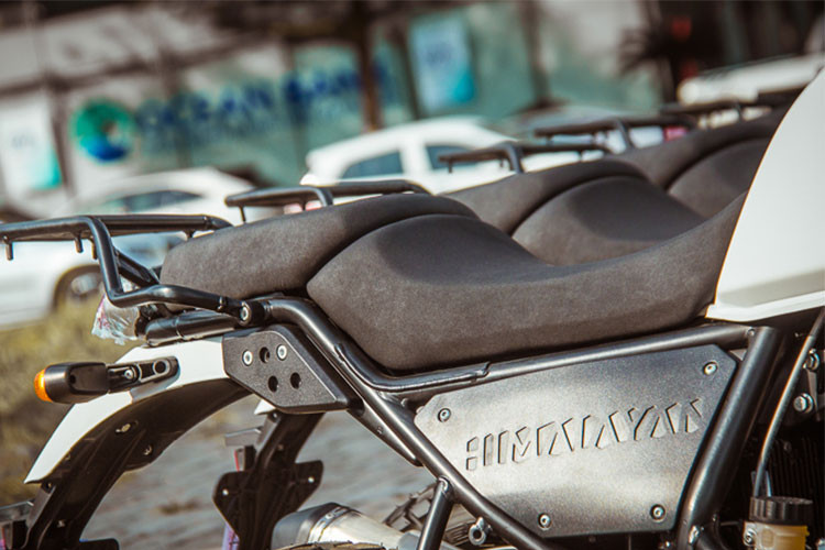 Phần thân xe tạo sự ấn tượng từ bộ khung sườn ống đôi sơn đen sần và hệ thống động cơ được để trần. Royal Enfield Himalayan có chiều dài 2.190 mm, rộng 840 mm, cao 1.360 mm, chiều cao yên 800 mm, chiều dài cơ sở 1.465 mm, khoảng sáng gầm xe đạt 220 mm và nặng 191 kg.