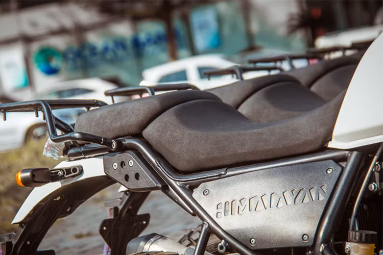 Phần thân xe tạo sự ấn tượng từ bộ khung sườn ống đôi sơn đen sần và hệ thống động cơ được để trần. Royal Enfield Himalayan có chiều dài 2.190 mm, rộng 840 mm, cao 1.360 mm, chiều cao yên 800 mm, chiều dài cơ sở 1.465 mm, khoảng sáng gầm xe đạt 220 mm và nặng 191 kg.