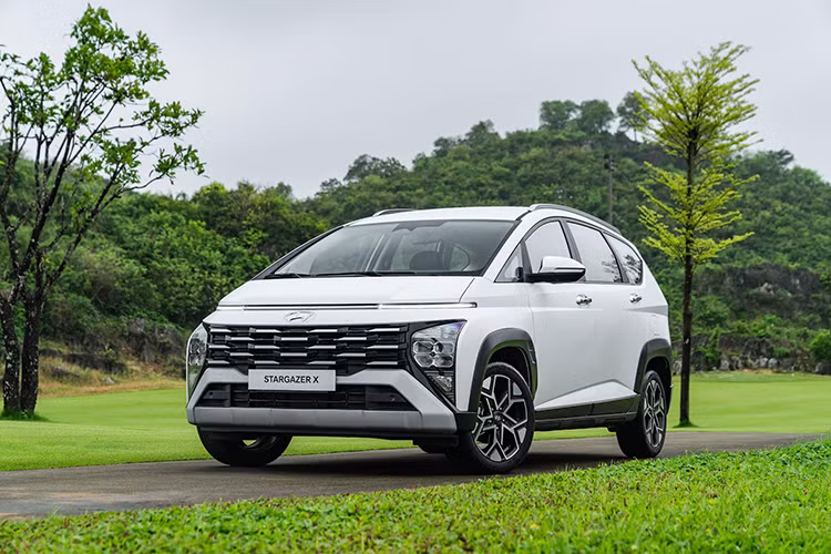 Về tổng thể thiết kế, Hyundai Stargazer X tại Việt Nam có thiết kế khá táo bạo khi kính chắn gió được thiết kế vát liền mạch với nắp capo kéo dài ra xuyên suốt tổng thể xe. Stargazer X được thiết kế mang tinh thần SUV với lưới tản nhiệt thiết kế mới tạo hình 3D mạ Crom, nắp capo dập nổi tạo nên vẻ gân guốc, mạnh mẽ.
