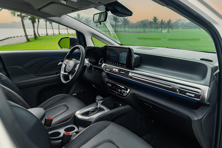 Stargazer X tiên phong trong phân khúc với sạc không dây chuẩn Qi tích hợp hệ thống làm mát giúp cải thiện công suất sạc lên đến 10W. Đây cũng là chiếc xe đầu tiên trong phân khúc hỗ trợ Apple Carplay/Android Auto không dây. Stargazer X cũng là chiếc xe duy nhất trong phân khúc MPV cỡ nhỏ hiện nay tại Việt Nam được trang bị hệ thống âm thanh Bose cao cấp với 8 loa và amply rời mang tới trải nghiệm thực sự thú vị.