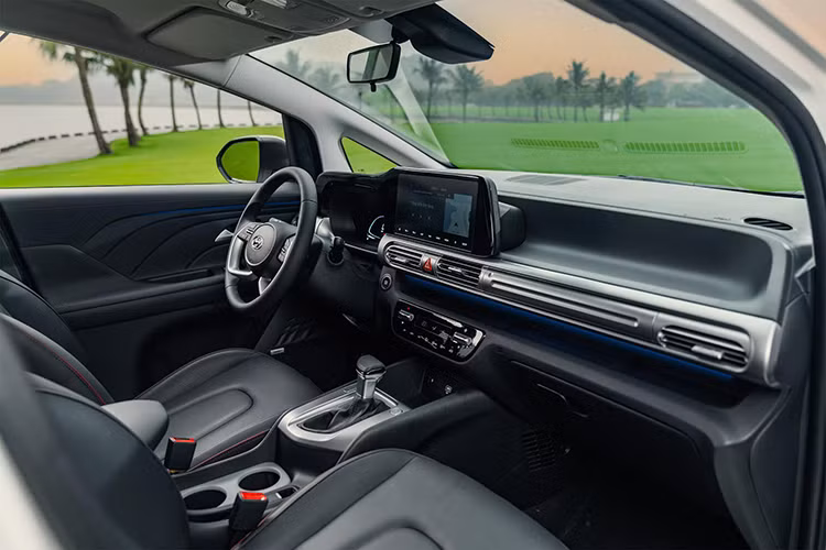 Stargazer X tiên phong trong phân khúc với sạc không dây chuẩn Qi tích hợp hệ thống làm mát giúp cải thiện công suất sạc lên đến 10W. Đây cũng là chiếc xe đầu tiên trong phân khúc hỗ trợ Apple Carplay/Android Auto không dây. Stargazer X cũng là chiếc xe duy nhất trong phân khúc MPV cỡ nhỏ hiện nay tại Việt Nam được trang bị hệ thống âm thanh Bose cao cấp với 8 loa và amply rời mang tới trải nghiệm thực sự thú vị.