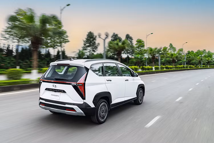 Xe được trang bị đầy đủ những công nghệ an toàn cao cấp: chống bó cứng phanh ABS, hỗ trợ phanh khẩn cấp BA, phân phối lực phanh điện tử EBD, cân bằng điện tử ESC, khởi hành ngang dốc HAC, hệ thống kiểm soát lực kéo TCS, hệ thống quản lí thân xe VSM cùng hệ thống an toàn 6 túi khí. Stargazer X được nâng cấp ở hệ thống phanh với việc sử dụng phanh đĩa trên cả 4 bánh xe thay vì 2 như ở phiên bản trước.