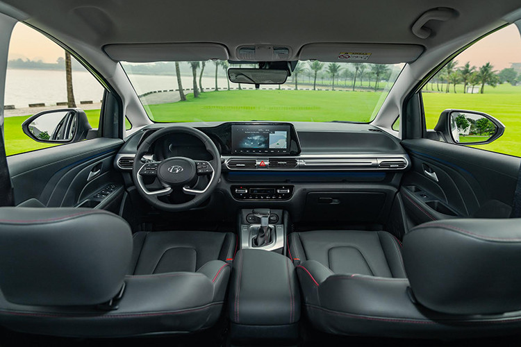 Hyundai Stargazer X đạt chiều dài cơ sở 2.780mm lớn hàng đầu phân khúc. Kích thước này giúp xe sở hữu không gian nội thất tiện nghi, được bố trí các trang bị tiện ích một cách khoa học, tối ưu cho cả 7 chỗ ngồi. Không gian hàng ghế được tối ưu lớn bậc nhất phân khúc, giúp dễ dàng để các vật dụng cần thiết khi tiến hành những chuyến đi.