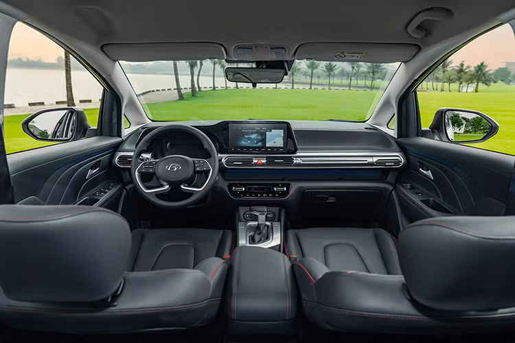 Hyundai Stargazer X đạt chiều dài cơ sở 2.780mm lớn hàng đầu phân khúc. Kích thước này giúp xe sở hữu không gian nội thất tiện nghi, được bố trí các trang bị tiện ích một cách khoa học, tối ưu cho cả 7 chỗ ngồi. Không gian hàng ghế được tối ưu lớn bậc nhất phân khúc, giúp dễ dàng để các vật dụng cần thiết khi tiến hành những chuyến đi.