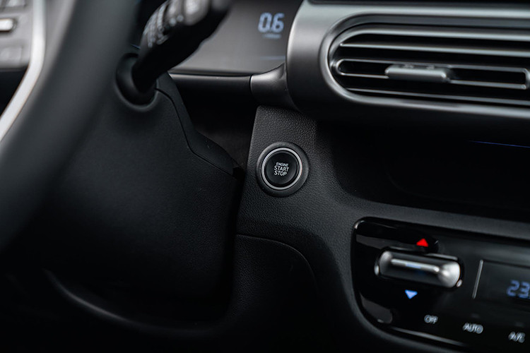 Xe được trang bị ghế ngồi bọc da, chống bụi bẩn trong quá trình sử dụng lâu dài. Bảng taplo xe nổi bật với màn hình đa thông tin và màn hình giải trí cảm ứng 10.25 inch điều khiển đa chức năng nằm ở vị trí trung tâm, tích hợp camera lùi. Phần đồng hồ thông tin dạng kĩ thuật số cũng được tái thiết kế với phần viền được làm gọn gàng hơn, giúp người lái nâng cao tầm quan sát.