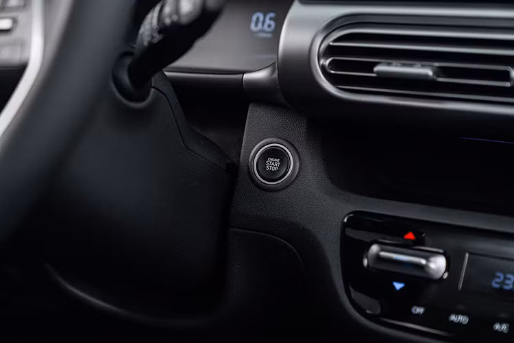 Xe được trang bị ghế ngồi bọc da, chống bụi bẩn trong quá trình sử dụng lâu dài. Bảng taplo xe nổi bật với màn hình đa thông tin và màn hình giải trí cảm ứng 10.25 inch điều khiển đa chức năng nằm ở vị trí trung tâm, tích hợp camera lùi. Phần đồng hồ thông tin dạng kĩ thuật số cũng được tái thiết kế với phần viền được làm gọn gàng hơn, giúp người lái nâng cao tầm quan sát.