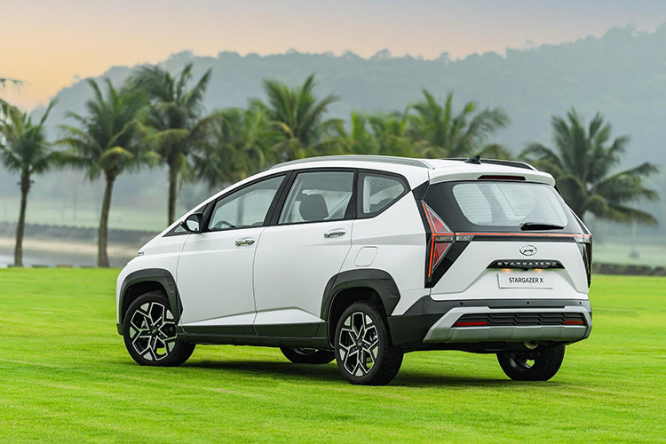 Chiếc xe mang cảm hứng thiết kế từ mẫu MPV đàn anh Staria với phần đầu xe nổi bật với thanh đèn LED trải dài toàn chiều rộng, trong khi ở phía dưới là cụm đèn pha full LED được thiết kế tách rời khá lớn chiếm gần hết cản trước. Xe sở hữu lưới tản nhiệt hình chữ nhật lớn, phần cản có thiết kế hình chữ X với các hốc gió trước hình thang.