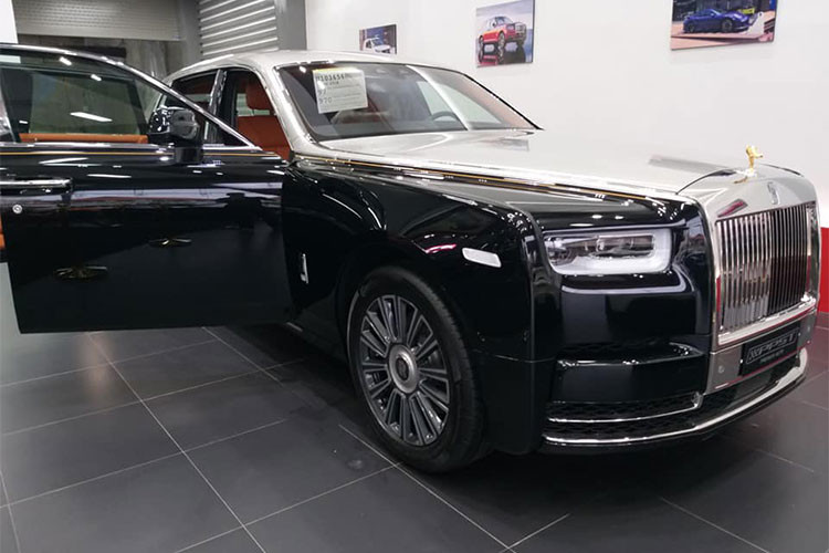 Siêu xe sang Rolls-Royce Phantom 2018 thế hệ thứ 8 này sở hữu khối động cơ V12, tăng áp kép, dung tích 6,75 lít hoàn toàn mới. Động cơ này tạo ra công suất tối đa 563 mã lực, mạnh hơn 110 mã lực so với thế hệ thứ 7 và mô-men xoắn cực đại đạt 900 Nm, tăng 180 Nm.