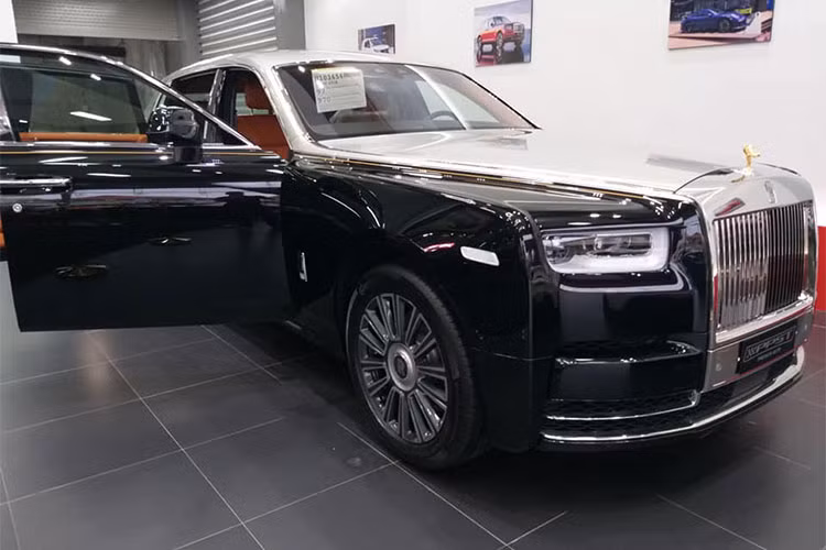 Siêu xe sang Rolls-Royce Phantom 2018 thế hệ thứ 8 này sở hữu khối động cơ V12, tăng áp kép, dung tích 6,75 lít hoàn toàn mới. Động cơ này tạo ra công suất tối đa 563 mã lực, mạnh hơn 110 mã lực so với thế hệ thứ 7 và mô-men xoắn cực đại đạt 900 Nm, tăng 180 Nm.