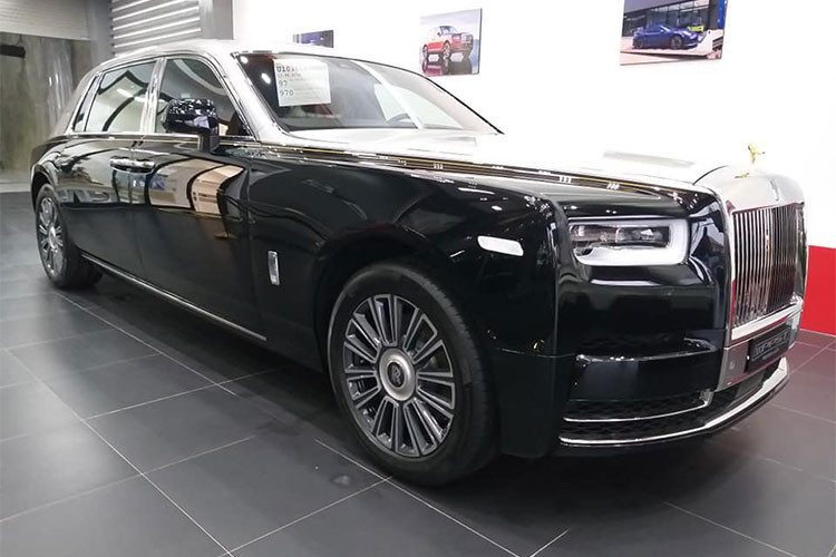 Siêu xe sang Rolls-Royce Phantom 2018 vừa xuất hiện tại Lào do công ty nhập khẩu tư nhân đưa về nước. Ngoại thất xe mang 2 màu sơn là đen và bạc tương tự như chiếc xuất hiện tại Campuchia vào giữa tháng 1/2018. Đây được xem là chiếc xe siêu sang Rolls-Royce Phantom 2018 đầu tiên tại Lào.