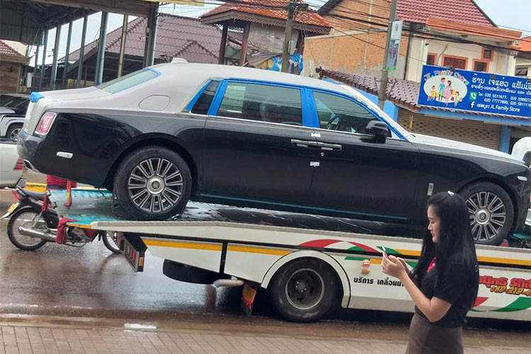 Sức mạnh được truyền tới bánh thông qua hộp số tự động 8 cấp với công nghệ "hỗ trợ vệ tinh" để đảm bảo sự chính xác trong quá trình sang số. Nhờ đó, chiếc Rolls-Royce Phantom 2018 này có thể tăng tốc từ 0-100 km/h trong 5,3 giây nhanh hơn 0,4 giây so với thế hệ cũ.