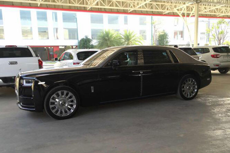 Rolls-Royce Phantom 2018 tại Lào không khác biệt nhiều so với chiếc xe đã từng xuất hiện tại Campuchia vào khoảng giữa tháng 1/2018 vừa qua. Khác biệt rõ ràng nhất của xe tại Lào so với Campuchia là bộ mâm đa chấu, đường kẻ coachline bên hông xe màu cam hay logo Spirit of Ecstasy mạ vàng (Ảnh: Phantom 2018 tại Campuchia).