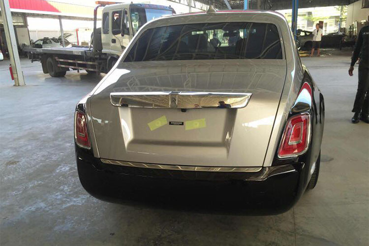 So với thế hệ thứ 7 đã có 14 năm tại vị, siêu xe sang Rolls-Royce Phantom thế hệ thứ 8 vẫn giữ dáng thiết kế đặc trưng nhưng được trang bị "đôi mắt" mới sắc sảo hơn và ứng dụng công nghệ hiện đại như đèn pha Laser kết hợp cùng dải đèn LED chiếu sáng ban ngày.