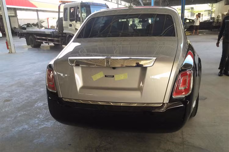 So với thế hệ thứ 7 đã có 14 năm tại vị, siêu xe sang Rolls-Royce Phantom thế hệ thứ 8 vẫn giữ dáng thiết kế đặc trưng nhưng được trang bị "đôi mắt" mới sắc sảo hơn và ứng dụng công nghệ hiện đại như đèn pha Laser kết hợp cùng dải đèn LED chiếu sáng ban ngày.