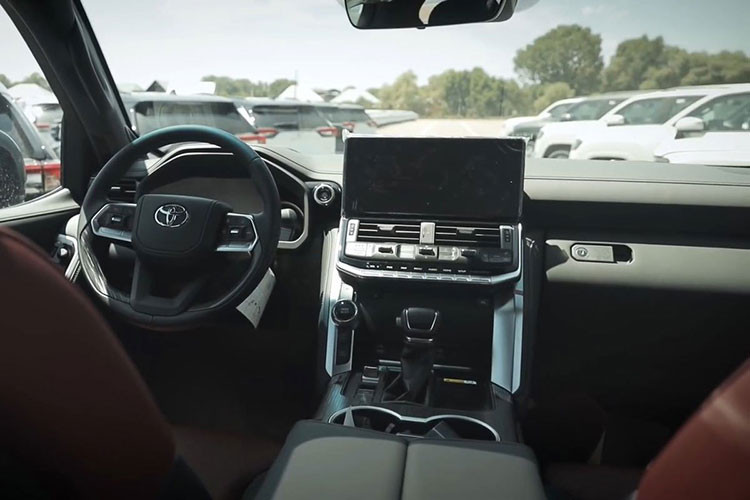 Bên trong khoang lái, mẫu xe mới Toyota Land Cruiser 2022 rũ bỏ phong cách thiết kế "cục mịch" trước đây mà kế vào đó là sự mới mẻ trong từng chi tiết. Ấn tượng nhất là màn cảm ứng 12,3 inch nổi trên táp-lô có khả năng hỗ trợ kết nối điện thoại qua Apple CarPlay/Androi Auto.