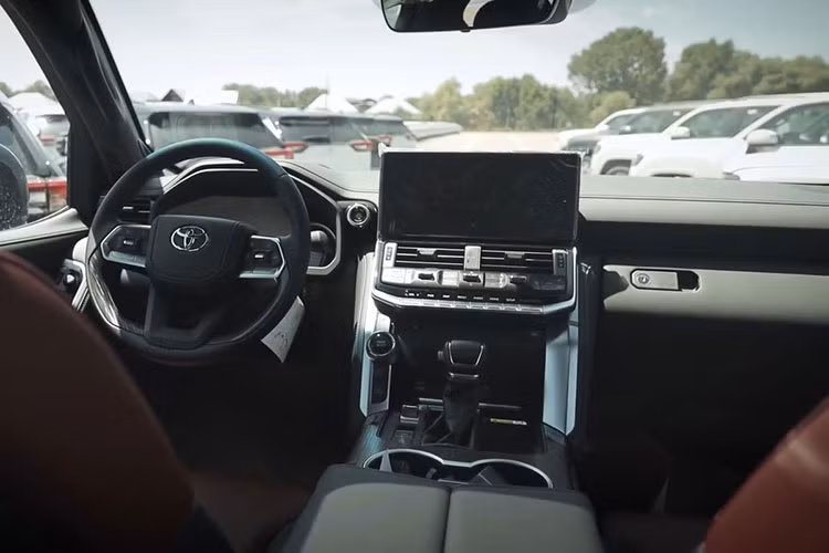 Bên trong khoang lái, mẫu xe mới Toyota Land Cruiser 2022 rũ bỏ phong cách thiết kế "cục mịch" trước đây mà kế vào đó là sự mới mẻ trong từng chi tiết. Ấn tượng nhất là màn cảm ứng 12,3 inch nổi trên táp-lô có khả năng hỗ trợ kết nối điện thoại qua Apple CarPlay/Androi Auto.