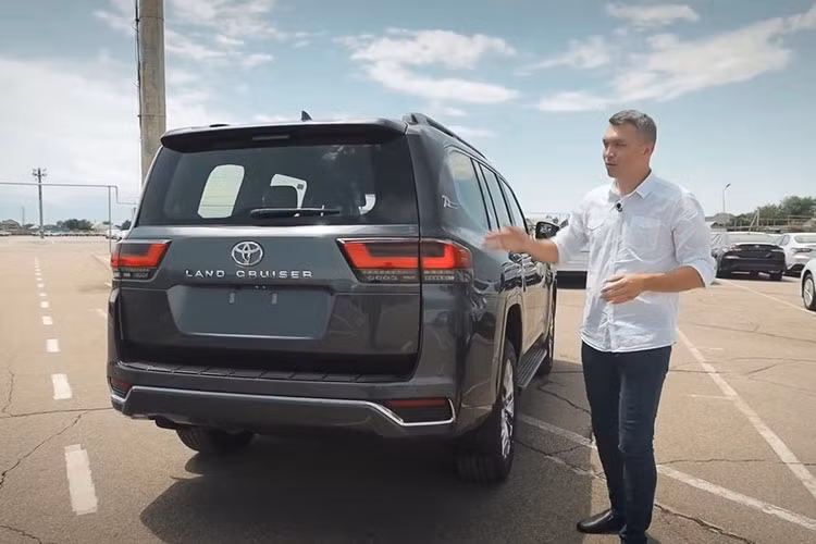 Thiết kế mới, nhiều tiện nghi, an toàn và động cơ tiết kiệm nhiên liệu là những gì khiến người này cảm thấy thích thú so với chính Toyota Land Cruiser tiền nhiệm. Ấn tượng đầu tiên của người này Reviewer này về chiếc Toyota Land Cruiser 2022 là ngoại hình đầy tươi mới với nhiều cải tiến, xe sử dụng nền tảng khung gầm TNGA-F hoàn toàn mới.