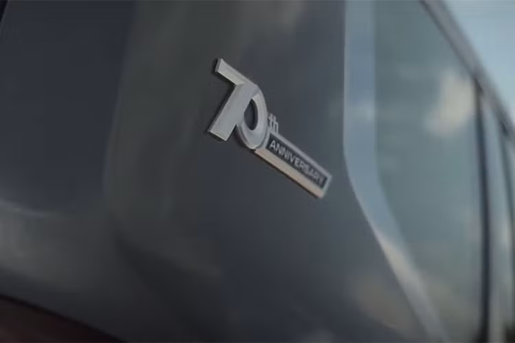 Khung gầm mới giúp Toyota Land Cruiser LC300 nhẹ hơn khoảng 200kg, kích thước xe gồm chiều Dài x Rộng tương ứng là 4.990 x 1.980, chiều dài cơ sở 2.850mm, khoảng sáng gầm xe 230 mm. Mẫu SUV cỡ lớn đến từ Nhật Bản sở hữu lưới tản nhiệt đã được mở rộng và nối liền với cụm đèn trước gồm 3 bóng LED nằm ngang thiết kế vuông vức và nam tính hơn rõ rệt so với trước đây.