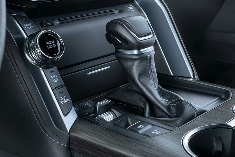 Toyota Land Cruiser 2022 dùng động cơ V-6 3.5L tăng áp kép tiết kiệm hơn trong khi công suất lại cao hơn trước ở mức 409 mã lực (tăng 30 mã lực), mô-men xoắn 650 Nm (tăng 110 Nm so với trước). Động cơ trên sẽ đi kèm hộp số tự động 10 cấp và hệ dẫn động 4 bánh.